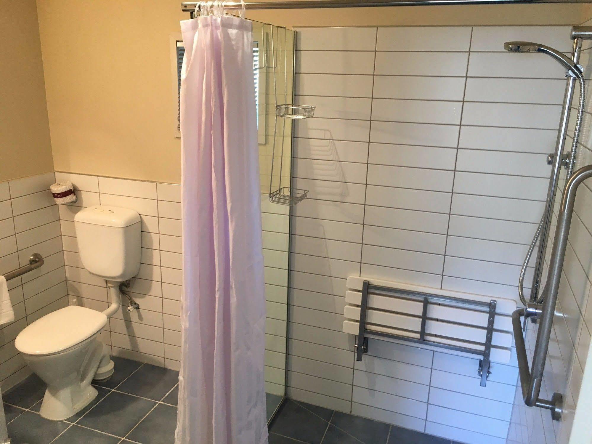 Beaches Nelson Ngoại thất bức ảnh A shower curtain