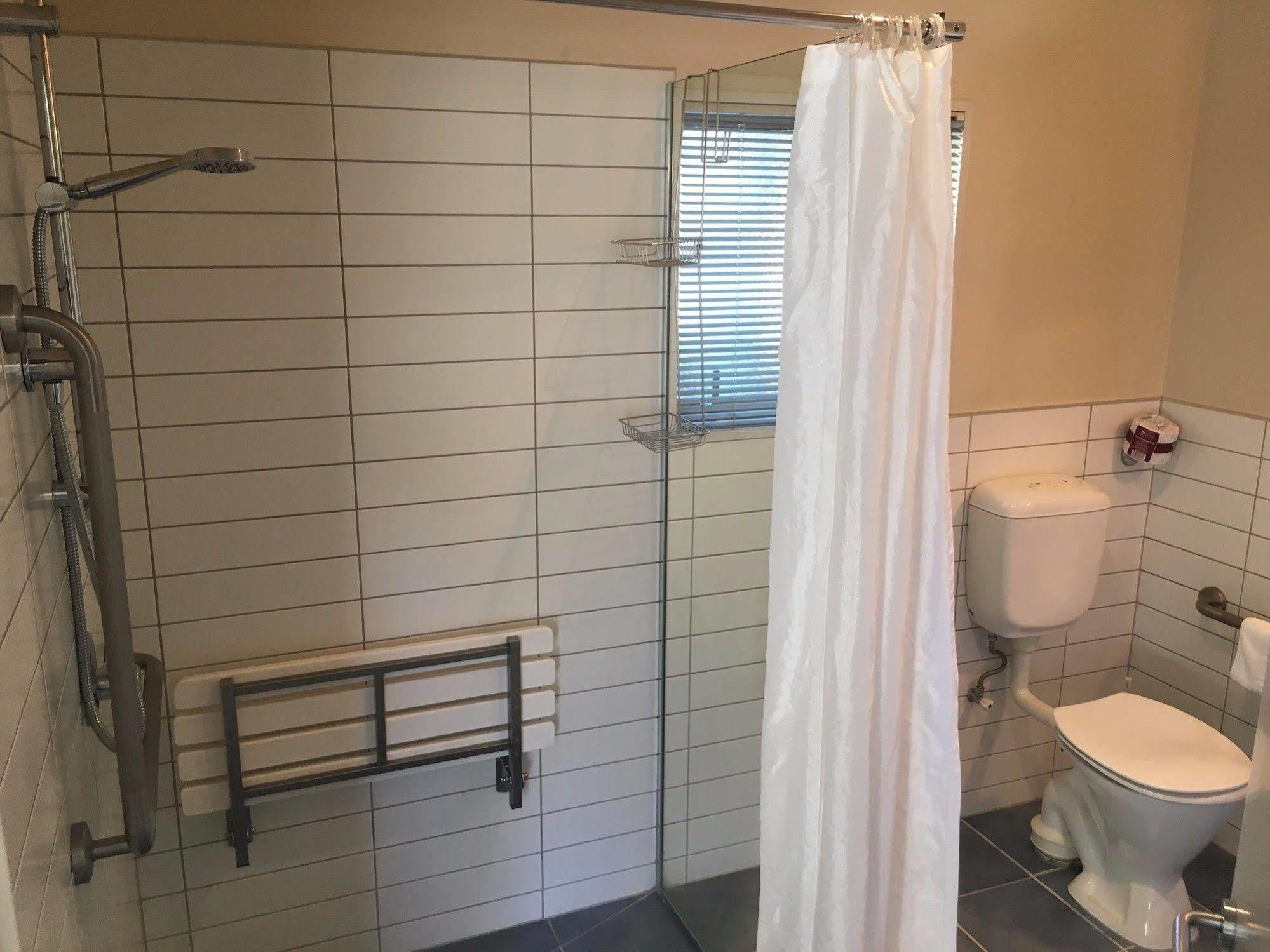 Beaches Nelson Ngoại thất bức ảnh A shower curtain